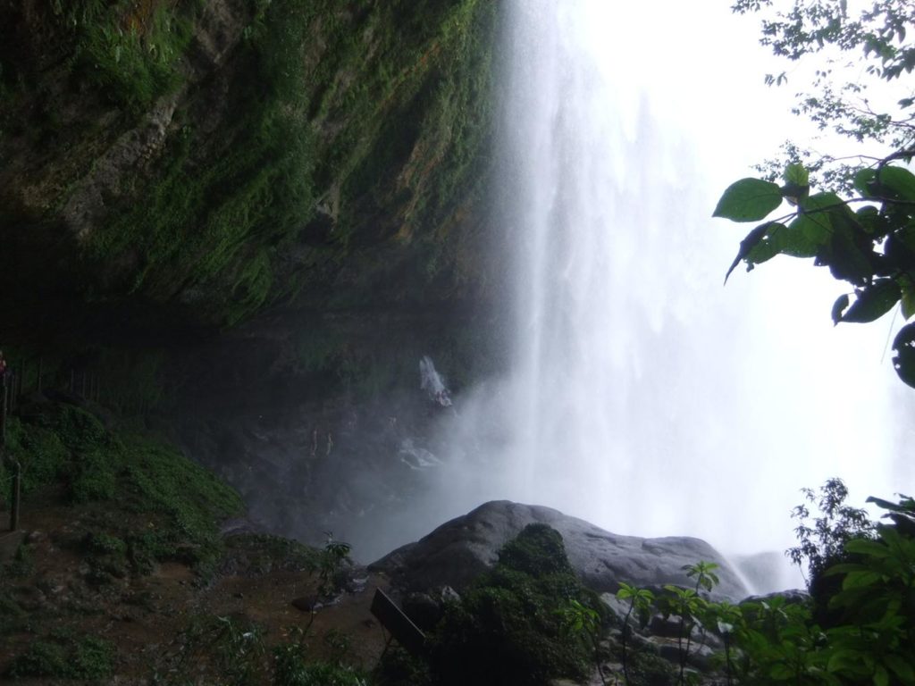 On the secret walk behind the Misol-Ha Waterfall