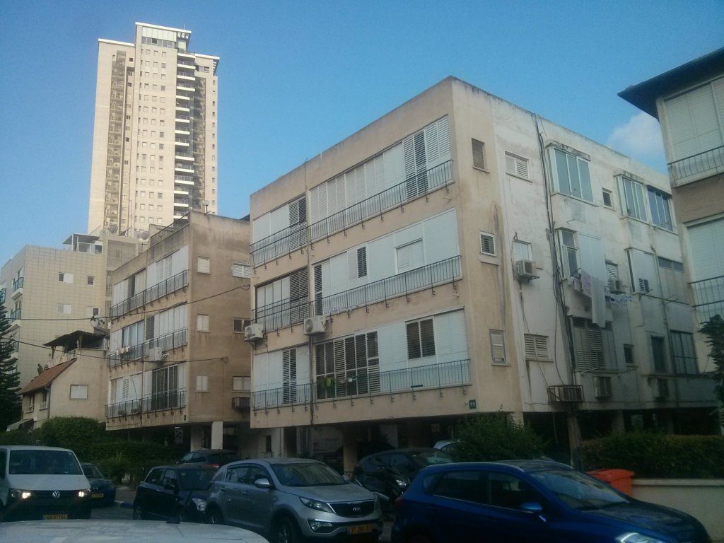 A hugh tower in the middle of the neighborhood. Also as part of TAMA 38, but without any proportion to the buildings around it