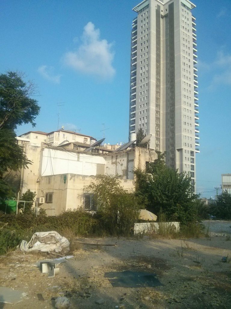 A hugh tower in the middle of the neighborhood. Also as part of TAMA 38, but without any proportion to the buildings around it