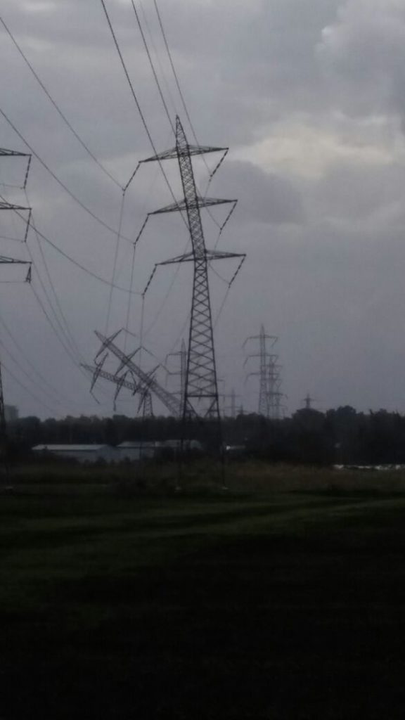 Electric cable support tower fall during the winter - Construction Porn