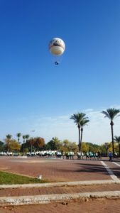 The runners with Park HaYarkon balon attraction