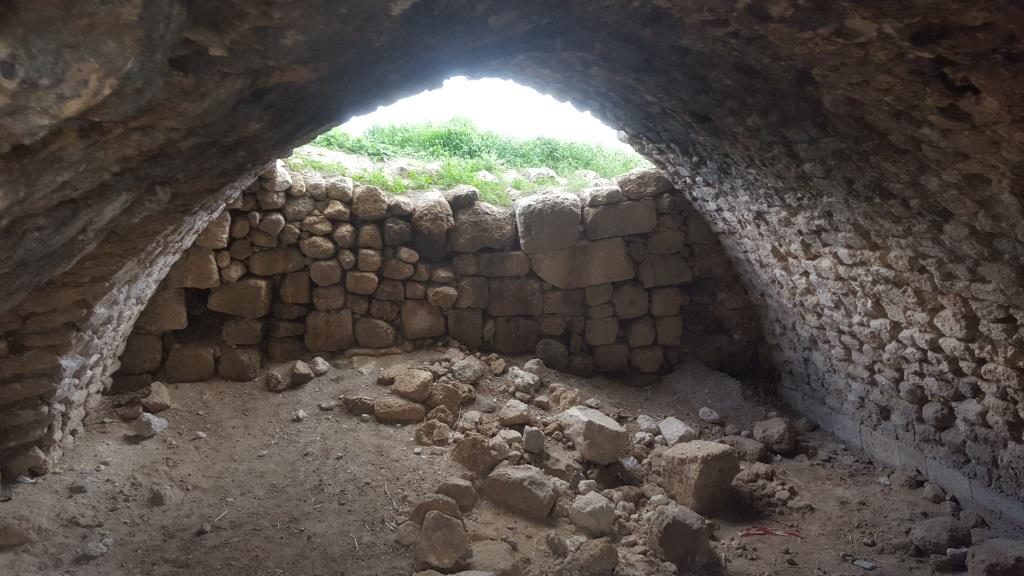 The Crusaders' hall below the Arab building made of vault, but for a long hall like this, this mainly a barrel vault - Latrun