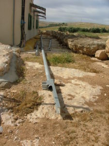 The longer pole of the mast. In the shadow the shorter pole can be seen.