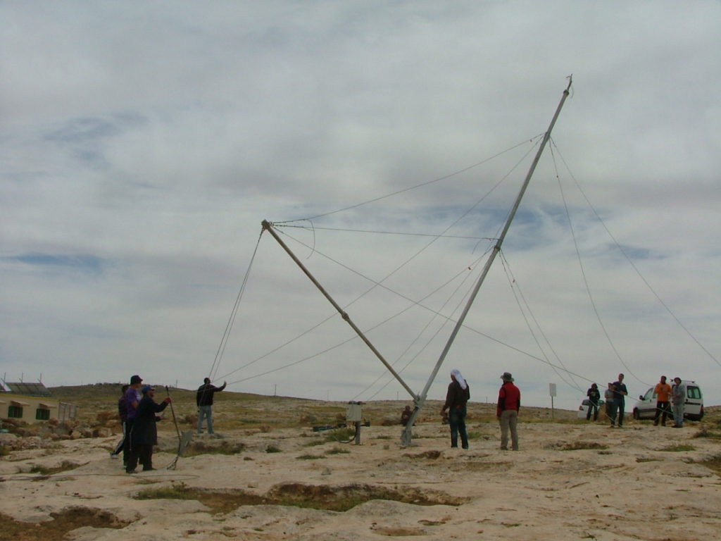 The mast is going up!