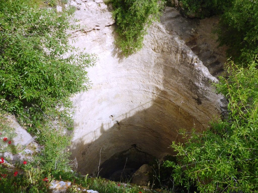 The pool from within. dug in two stages: the first is 11.8m in diameter and 10.8m in deep. The second continues 13 meter down into a water chamber, but is closed with rock.