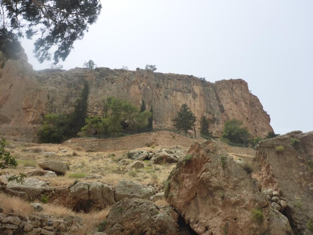 The cliffs of the creek in its steepest point. the right is a monastery - En part