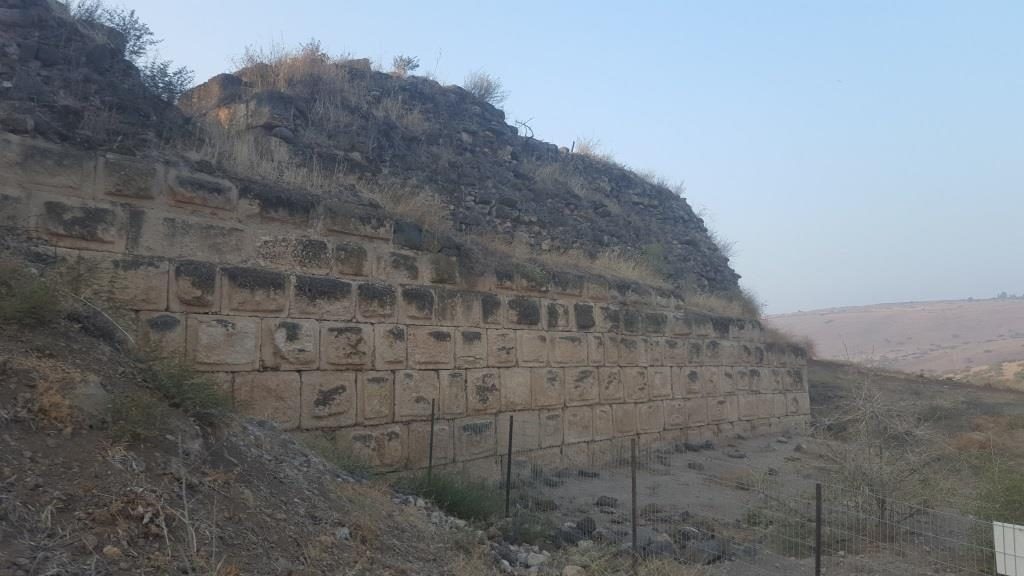 The North wall of the castle. On the left you can see a clear movement of the walls. Metzad Ateret