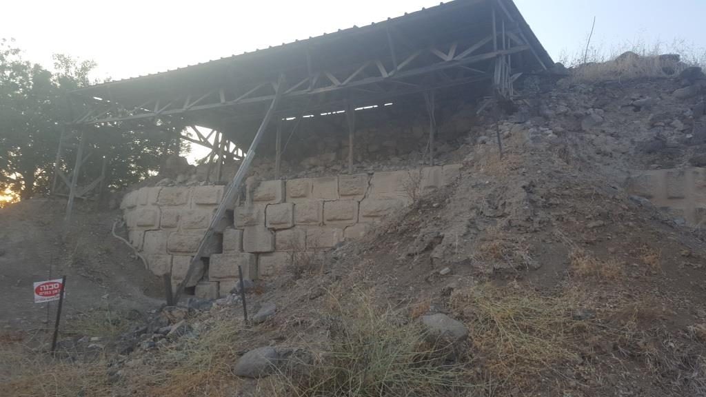 The North wall of the castle. On the left you can see a clear movement of the walls. Metzad Ateret