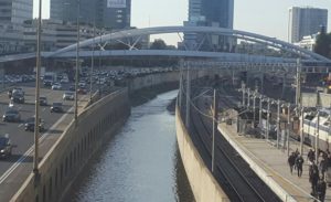 Yehidut bridge on its opening day from HaShalom train station