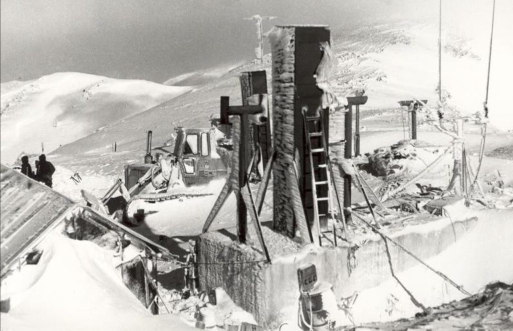 The Twist post after snow storm. Look on how the wind "piles" the powder snow on the vertical elements (Source: Morag-i@013.net)