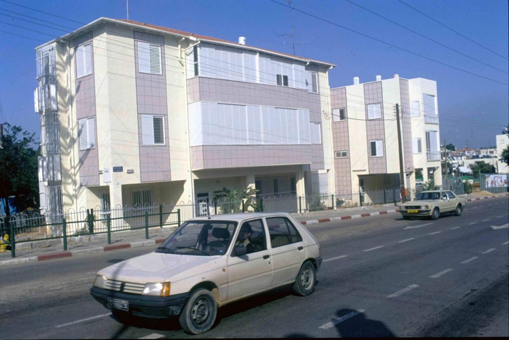 A building in Ramat-Gan hit by a scud and retrofitted (in 1991, and today) (Source: IDF Archive) - Gulf War