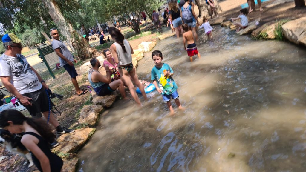 Paddling pools, walking on those for a couple of hundred meters cool us down and allow us to keep going the the rest of the site. Tel Afek