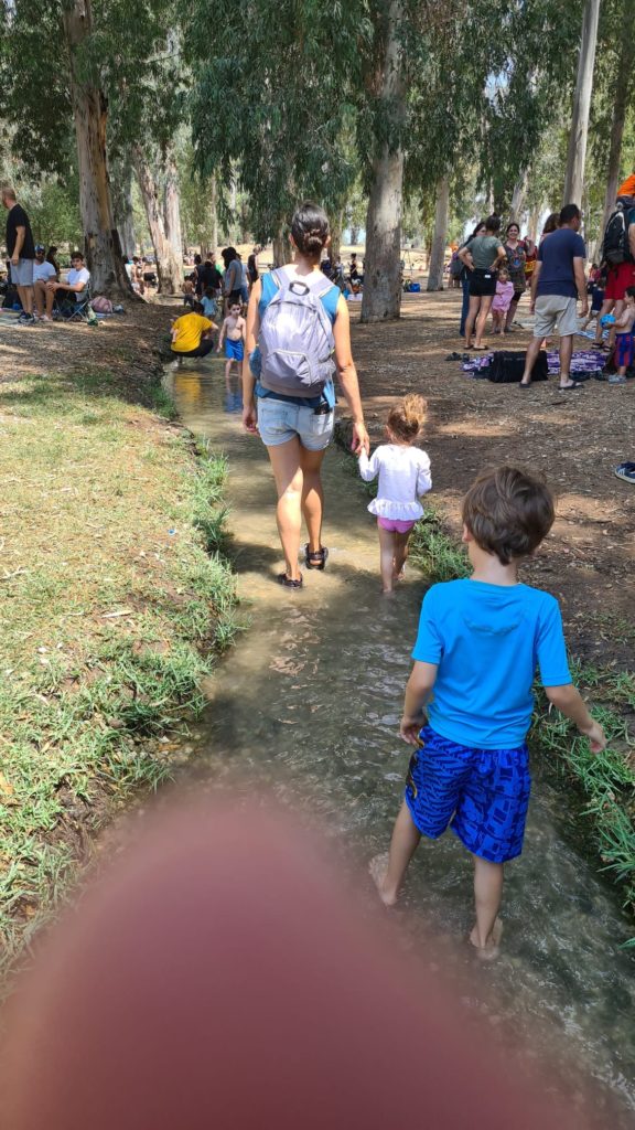 Paddling pools, walking on those for a couple of hundred meters cool us down and allow us to keep going the the rest of the site. Tel Afek