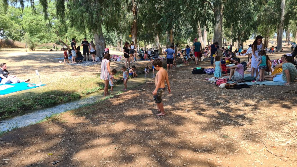 Paddling pools, walking on those for a couple of hundred meters cool us down and allow us to keep going the the rest of the site. Tel Afek