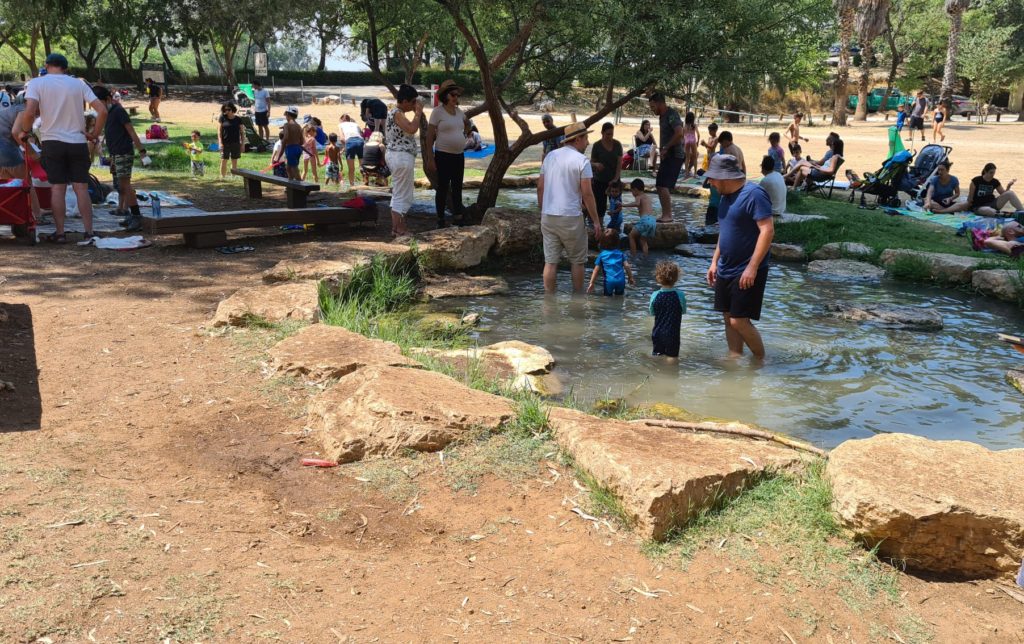 Paddling pools, walking on those for a couple of hundred meters cool us down and allow us to keep going the the rest of the site. Tel Afek