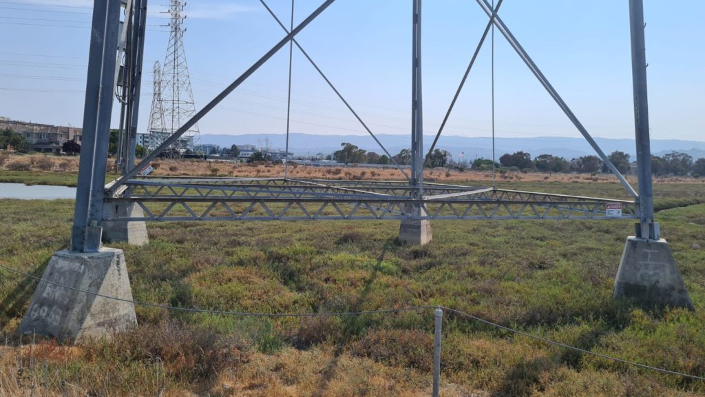 High grid electricity lines with small trusses instead of beams in Bair Island