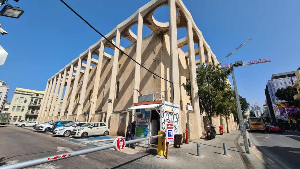 Tel Aviv Great Synagogue, built on 1925, sought to unite all the citizens of the new city under one roof. The Lehi uses the basement and attic of the place as secret arms cache (you can see more locations as this on this post) - Independence trail