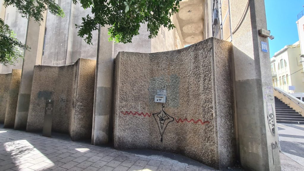 Tel Aviv Great Synagogue, built on 1925, sought to unite all the citizens of the new city under one roof. The Lehi uses the basement and attic of the place as secret arms cache (you can see more locations as this on this post) - Independence trail