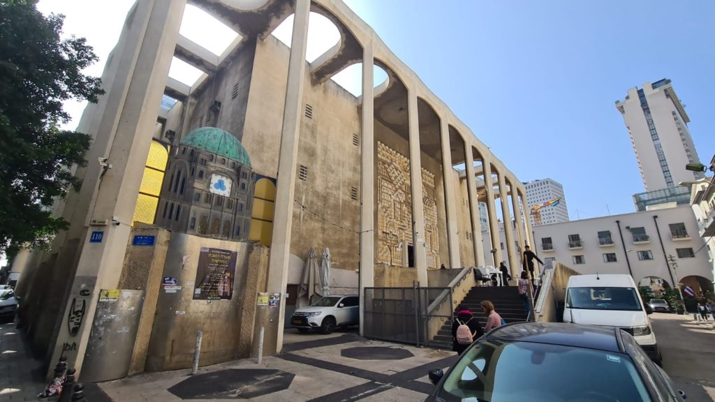 Tel Aviv Great Synagogue, built on 1925, sought to unite all the citizens of the new city under one roof. The Lehi uses the basement and attic of the place as secret arms cache (you can see more locations as this on this post) - Independence trail