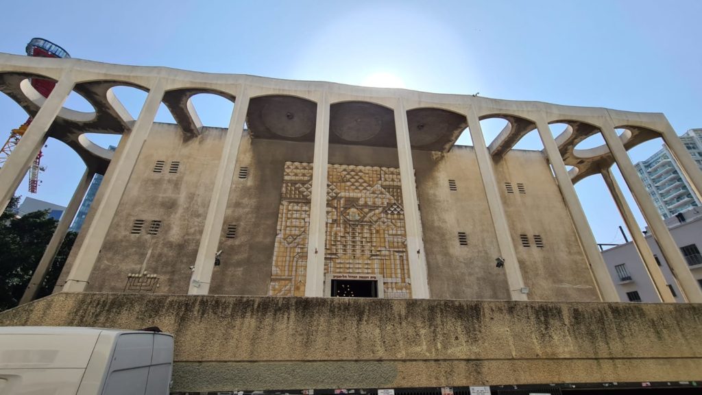 Tel Aviv Great Synagoge, built on 1925, sought to unite all the citizens of the new city under one roof. The Lehi uses the basement and attic of the place as secret arms cache (you can see more locations as this on this post) - Independence trail