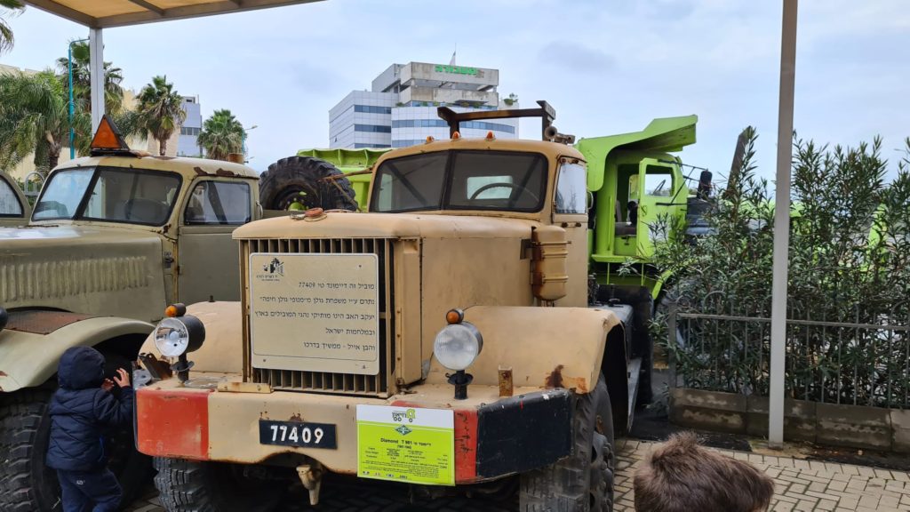 Diamond T 981 - Tank transporter that was used by the IDF from 1948 till 1967 (Six Day War). This is a 6x4 tank transporter that developed for the British Army