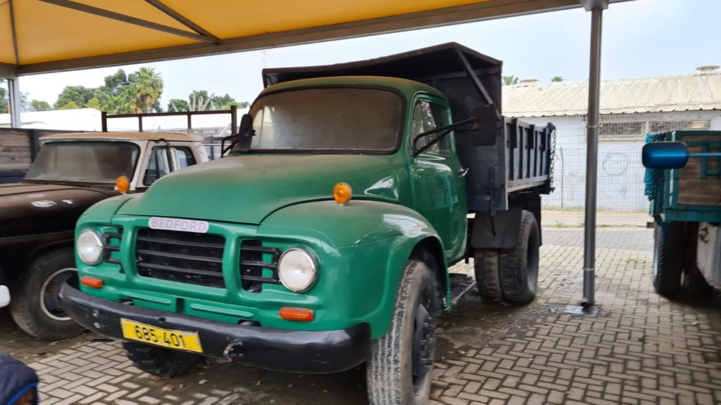 Bedford TJ (1964) - The truck was imported to Israel starting from 1957. Bedford classic truck has been produced for over 35 year and still been used as main transportation in many countries around the world.