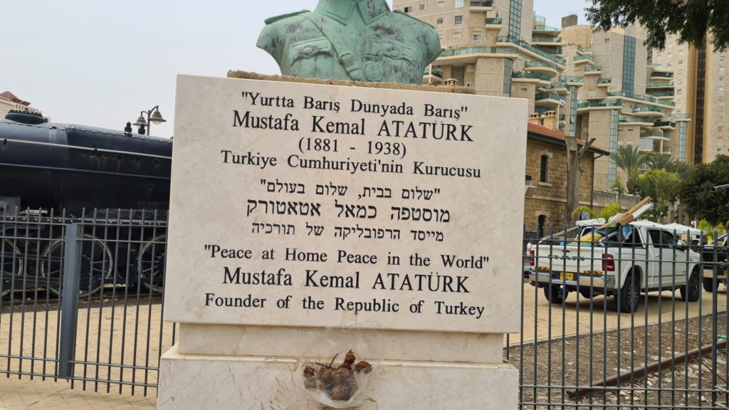 Out of station stand the monument for the Turkish soldier, for the 298 soldier that fell on Beer Sheba front on WWI. Next to it stands a statue of Mustafa Kemal AtaTurk.