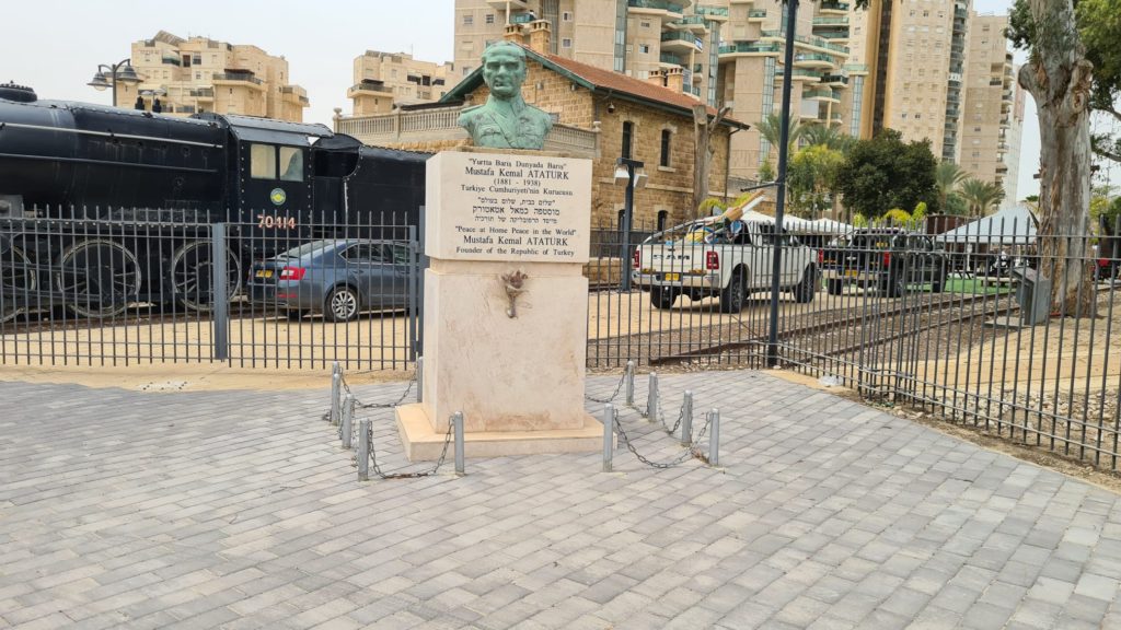 Out of station stand the monument for the Turkish soldier, for the 298 soldier that fell on Beer Sheba front on WWI. Next to it stands a statue of Mustafa Kemal AtaTurk.
