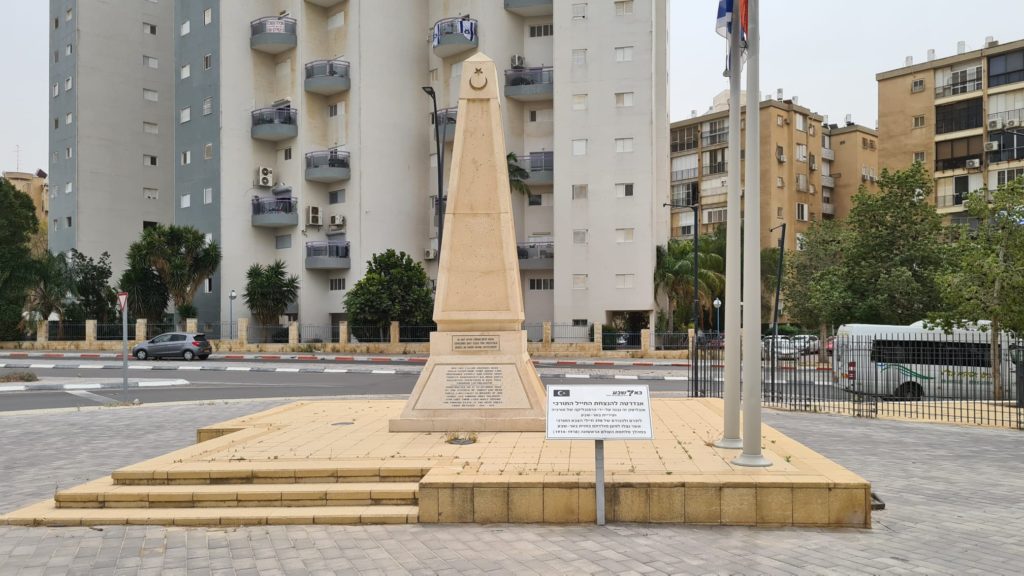 Out of station stand the monument for the Turkish soldier, for the 298 soldier that fell on Beer Sheba front on WWI. Next to it stands a statue of Mustafa Kemal AtaTurk.