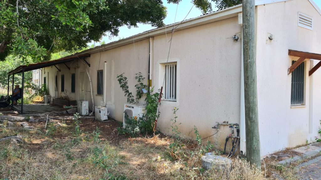 Behind the Ficus is the unit commander office.