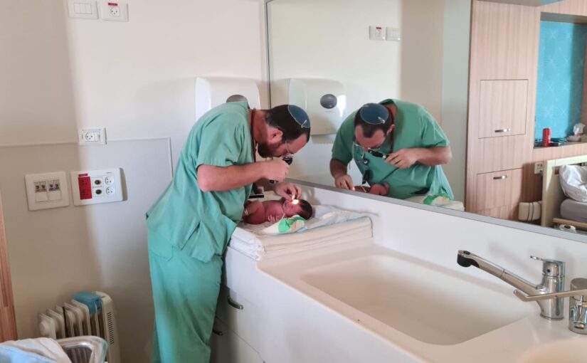 Dub is being checked by the doctor in our private room. The hospital allows the babies to stay in the nursery at night, but they need to be with the parntes during the day and the doctors and nurses visit the rooms. Atzva asked all our kids to be with her all the time from the first moment.