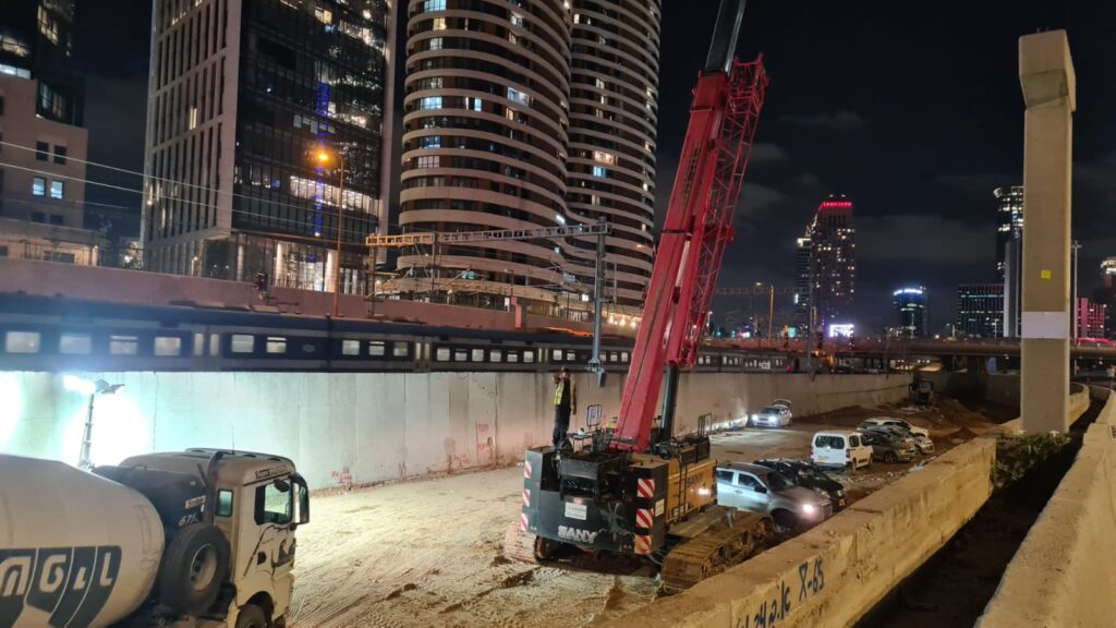 A bit of construcion of course - drilling bentonite pies in Ayalon stream in between the highway