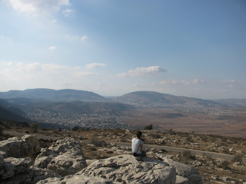 The view from the lookout, on top of the mountain. On the left is the Sartaba (South-East), on the middle Mount Ebal and Mount Gerizim (in the valley between sits Nablus), and also on the middle, Beit Forik valley and Elon Moreh settelment in the distance,  on the right Gideonim ridge (West) - The 3 seas lookout