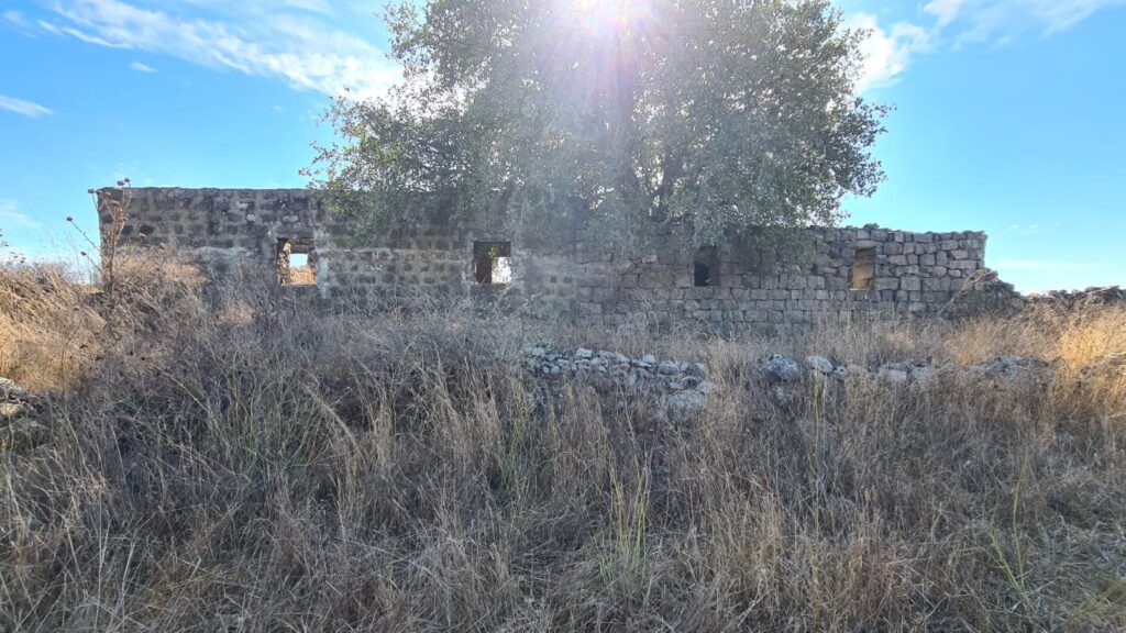 A first building you bump into. No roof but with remains of mortar on the walls