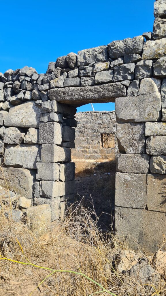 The door opening is held by Basalt beams, just like in Yarda - Khirbet Berg