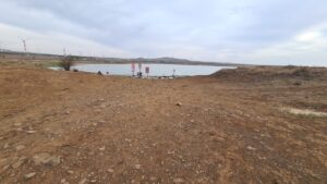 A look on the Bental reservoir (Mount Bental is on the right of us*) and the signs above the pipe