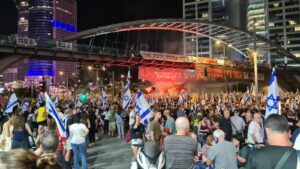 The protest on the bridge connecting HaKirya base and Azrieli mall