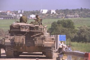 A tank in Gaza strip before the Israeli disengagement (Source: Milner, GPO. hakolhayehudi.co.il) Netzarim twin towers