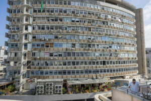 The shuttered glasses in the building in Tel-Aviv that was hit by the Houthi Drone (Source: haaretz.co.il)