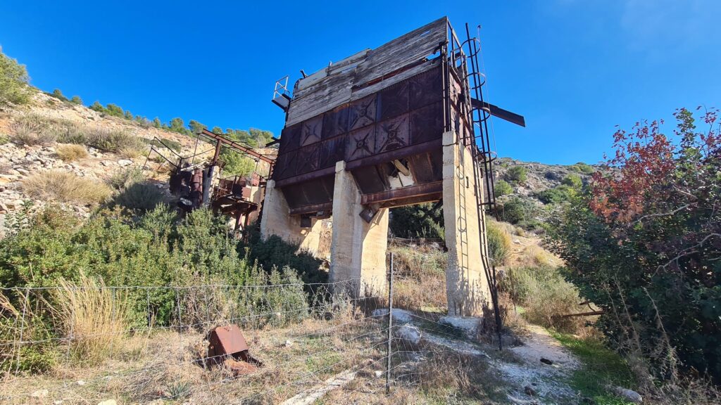 The remains of a building of a quarry used to operate here and supply materials for the colors industry. The quarry stopped its worked for the demand of the National Parks and Nature reserve authority 